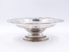 A PIERCED SILVER FRUIT/GRAPE DISH, DATED 1909 TOWN MARK BIRMINGHAM. APPROXIMATE DIAMETER 26cms,