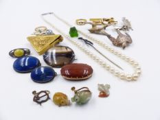 A VARIED SELECTION OF VINTAGE JEWELLERY TO INCLUDE A GRADUATED ROW OF CULTURED PEARLS WITH A DIAMOND