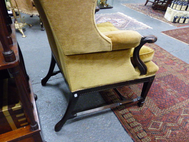 A GOOD QUALITY EARLY 20th.C. GEORGIAN STYLE WING BACK ARMCHAIR. W.69 x H. 110cms. - Image 4 of 6