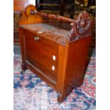 A LATE VICTORIAN / EDWARDIAN MAHOGANY MUSIC CABINET.