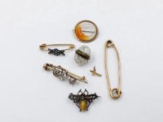 A SELECTION OF EARLY 20th C. DECORATIVE BROOCHES.