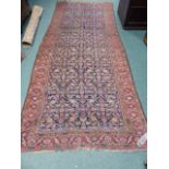 AN ANTIQUE PERSIAN FEREGHAN GALLERY RUG. 384 x 148cms.