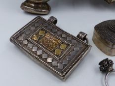 AN EASTERN METAL GHAO BOX TOGETHER WITH AN OPIUM FINGER PIPE, AN EXPANDING MESH PURSE, AND A 925