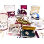 A GOOD SELECTION OF VINTAGE JEWELLERY TO INCLUDE GOLD, SILVER AND COSTUME PIECES.