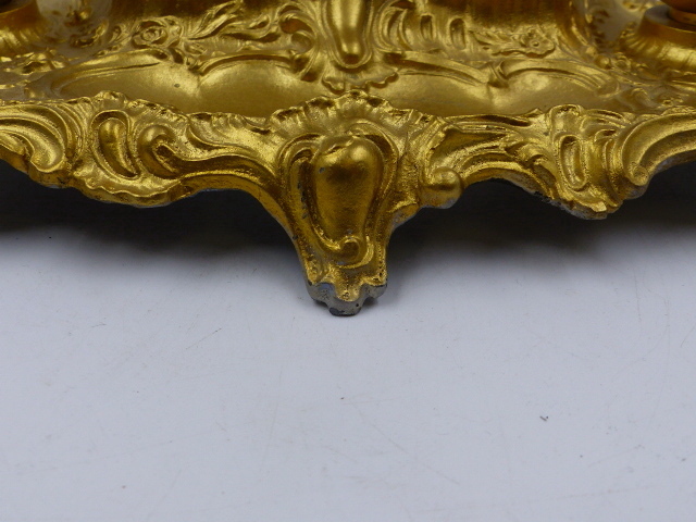 A VICTORIAN STYLE SPELTER AND GILT DECORATED DESK STAND SURMOUNTED WITH A FIGURE OF A SPORTING DOG. - Image 4 of 10