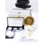 A COLLECTION OF COMMEMORATIVE COINS TO INCLUDE A QEII 90th BIRTHDAY SILVER PROOF CASED TRIO, THREE