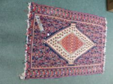 AN ANTIQUE PERSIAN SENNEH KELIM RUG. 140 x 106cms.