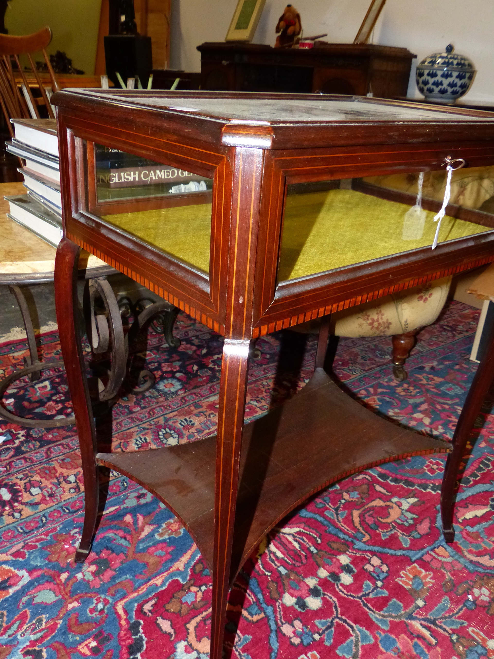 AN EDWARDIAN MAHOGANY AND INLAID BIJOUTERIE TABLE. - Image 3 of 5