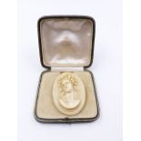 AN ANTIQUE HIGH RELIEF IVORY PORTRAIT CAMEO BROOCH. APPROXIMATE MEASUREMENTS 6cms x 4.2cms.