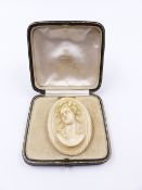 AN ANTIQUE HIGH RELIEF IVORY PORTRAIT CAMEO BROOCH. APPROXIMATE MEASUREMENTS 6cms x 4.2cms.