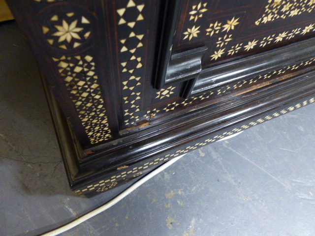 A COLONIAL MOORISH STYLE HARDWOOD AND INLAID GLAZED DISPLAY VITRINE CABINET. W.112 x H.175cms. - Image 39 of 48