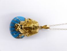 A PRECIOUS YELLOW METAL AND TURQUOISE EGYPTIAN REVIVAL PHARAOH PENDANT, SUSPENDED ON A 9ct GOLD