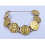 A GOLD SOVEREIGN BRACELET MADE UP OF SEVEN INDIVIDUALLY SET FULL SOVEREIGNS DATED 1906, 1911 X 2,