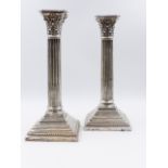 A PAIR OF NEOCLASSICAL STERLING SILVER CORINTHIAN COLUMN-FORM CANDLESTICKS. DATED 1898, SHEFFIELD,