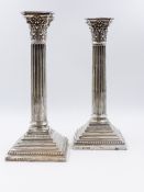 A PAIR OF NEOCLASSICAL STERLING SILVER CORINTHIAN COLUMN-FORM CANDLESTICKS. DATED 1898, SHEFFIELD,