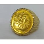 9ct Gold Gents 1915 Half Sovereign Ring, size P