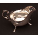 Silver sauce boat, George V, Sheffield 1910, with card cut rim