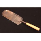 Late Victorian silver crumb scoop with bone handle, London 1900 by The Goldsmiths & Silversmiths Co,