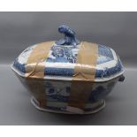 19th century blue and white tureen, decorated in underglaze blue with pagoda and fence design with