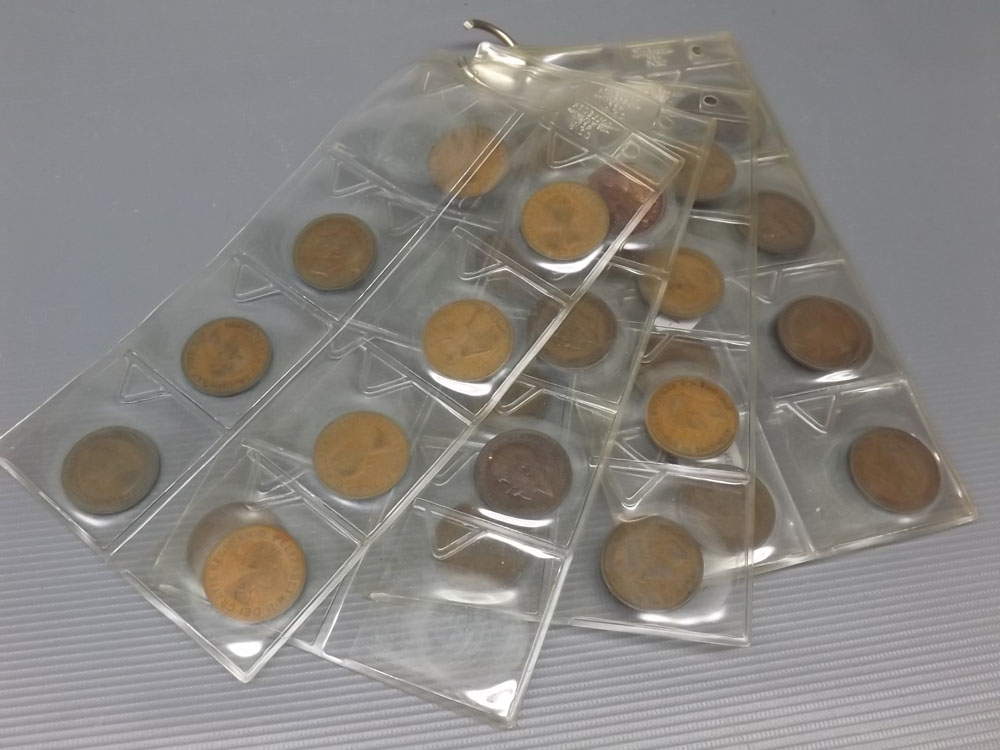 Folder: quantity of assorted British copper pennies
