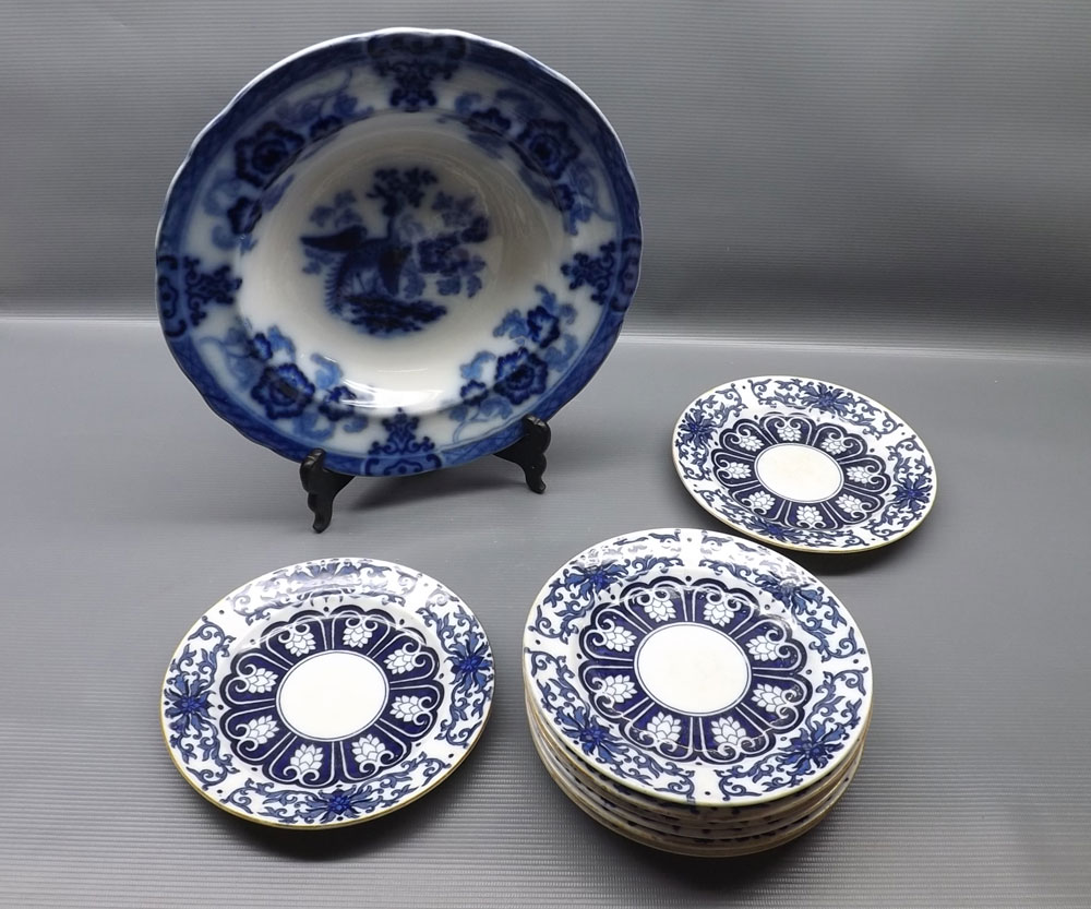 Group of eight blue and white floral decorated side dishes, 7" diameter, together with a further