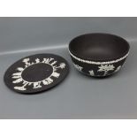 Mid-20th century Wedgwood black basalt bowl and stand, typically decorated in white with classical