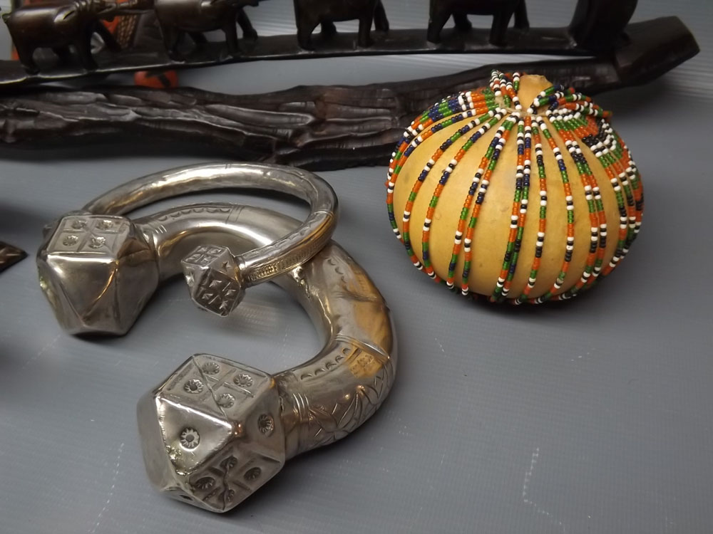 Group : African mask, set of six carved wooden napkin rings, carved wooden elephant bridge, beaded - Image 4 of 4