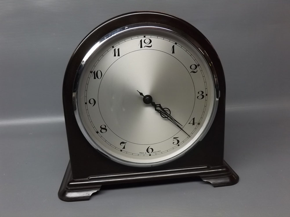Bakelite cased mantel clock, 8" high (lacking glass)