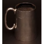 George V tankard, of plain and polished tapering cylindrical form with hollow cast and applied