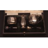 George V cased three-piece cruet set, each of octagonal baluster form and comprising open salt,