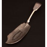 George IV Fiddle pattern fish slice, initialled, with pierced and engraved blade, length 11 1/