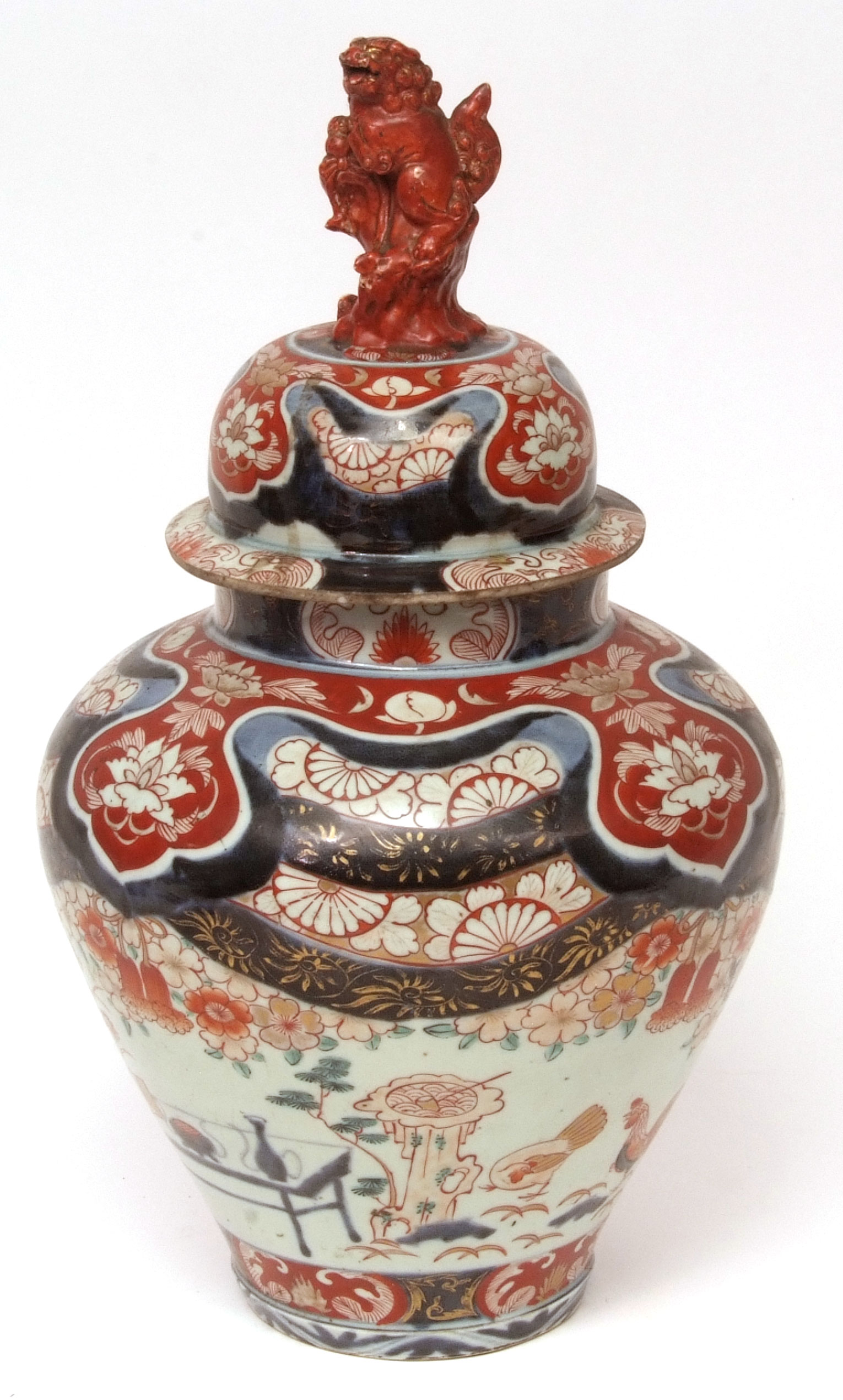 Late 17th/early 18th century Japanese Imari porcelain jar and cover with ShiShi finial decorated