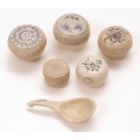 Mixed Lot: shipwreck porcelain comprising 5 small 15th century Vietnamese covered bowls and one