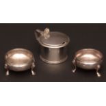 Mixed Lot: two George III cauldron salts of plain and polished circular form and each raised on
