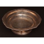 George V table basket, of circular form with cast and applied gadrooned border to a pierced