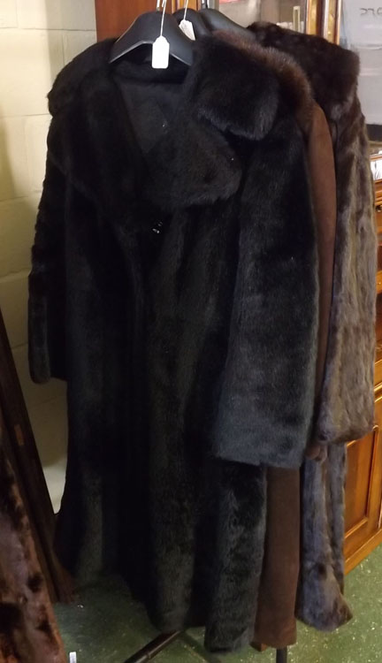 Collection of four full length fur jackets to include a brown fur coat by Victor Mendelski - Image 2 of 4