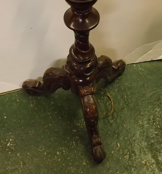 19th century mahogany pole screen converted to a standard lamp on a carved tripod base with - Bild 2 aus 3