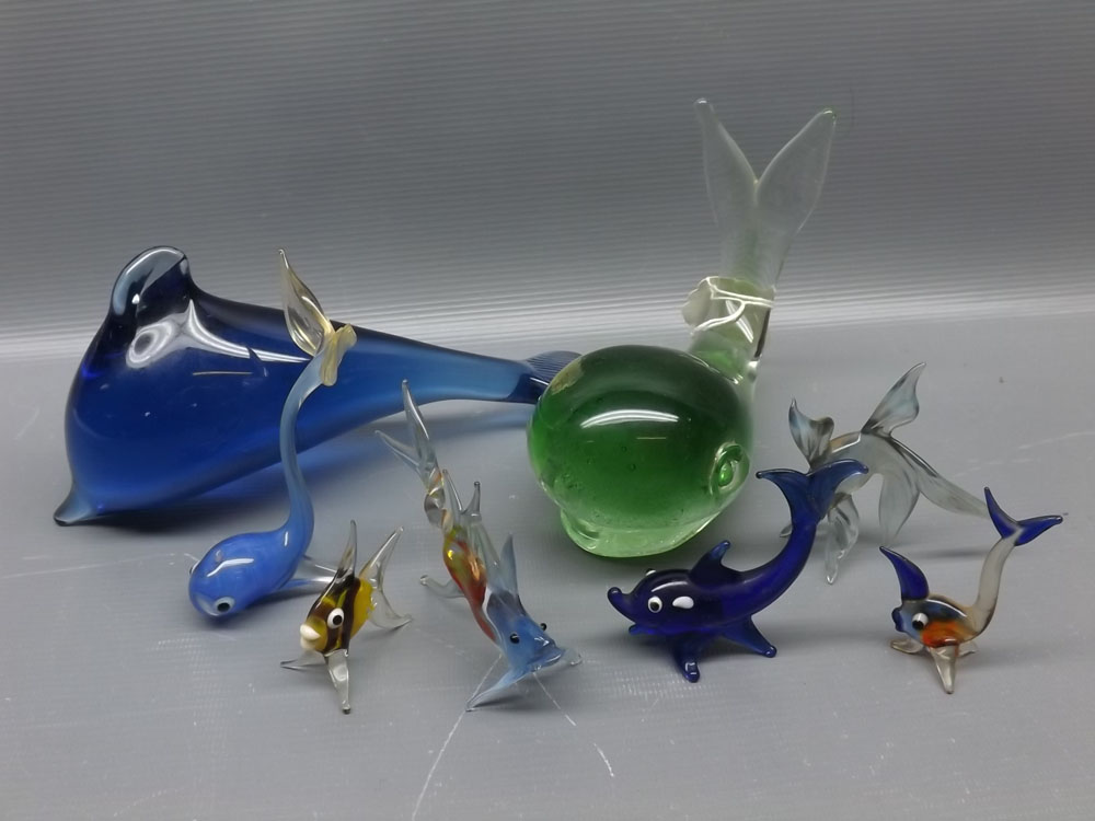 Group comprising 8 various Murano type glass fish ornaments,the two largest examples measuring