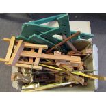 BOX: ASSORTED MINIATURE DISPLAY EASELS