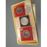 Box containing mixed crowns to include Silver Jubilee, Falkland Islands Liberation etc (qty)