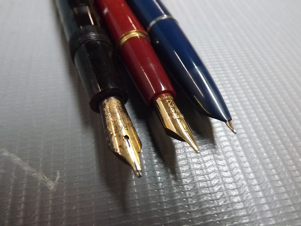 Gold plated fountain pen and matching pen in case, together with three further Parker pens, - Image 2 of 2