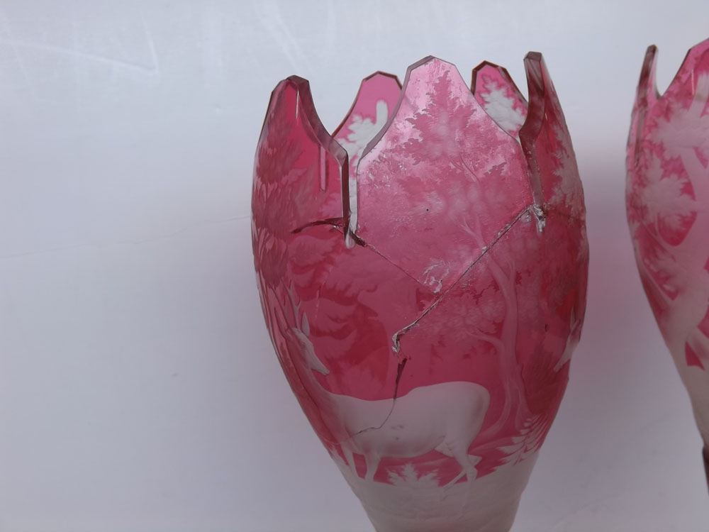 Pair of 19th century cranberry Bohemian glass vases, with etched decoration of stag in a wooded - Bild 2 aus 5