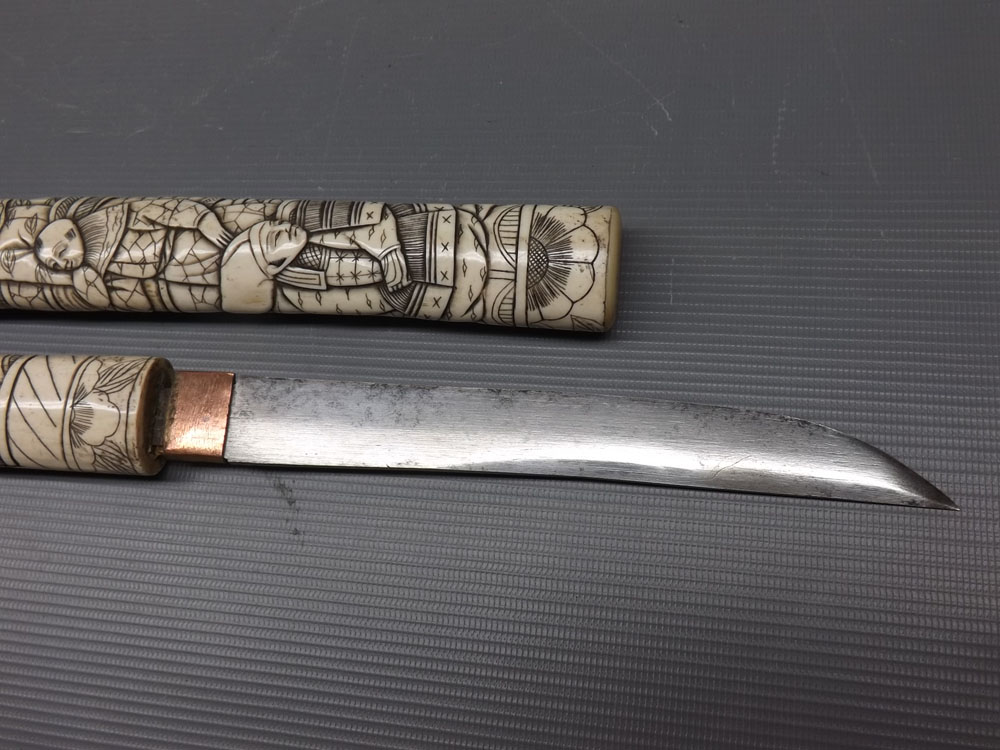 Early 20th century bone tanto dagger, with steel blade and carved bone scabbard with figural - Bild 4 aus 6