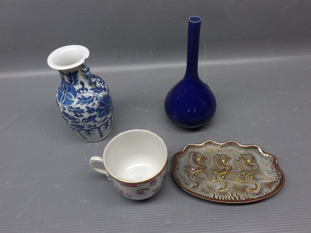 Chinese export cut with floral decoration, Chinese blue and white two-handled vase, stoneware blue