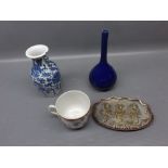 Chinese export cut with floral decoration, Chinese blue and white two-handled vase, stoneware blue