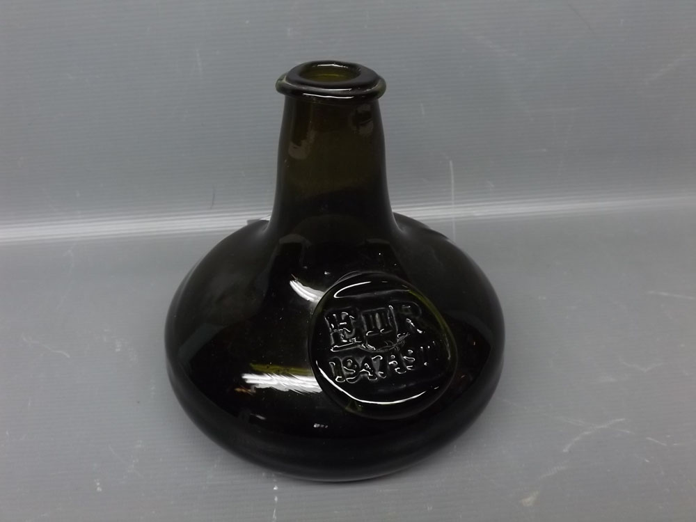 20th century green glass onion bottle, with commemorative seal, ER dated 1947-1972, 6ins tall