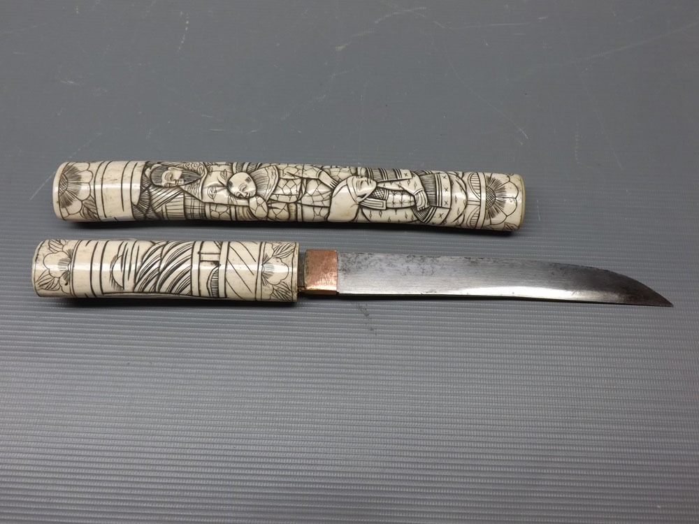 Early 20th century bone tanto dagger, with steel blade and carved bone scabbard with figural - Bild 2 aus 6