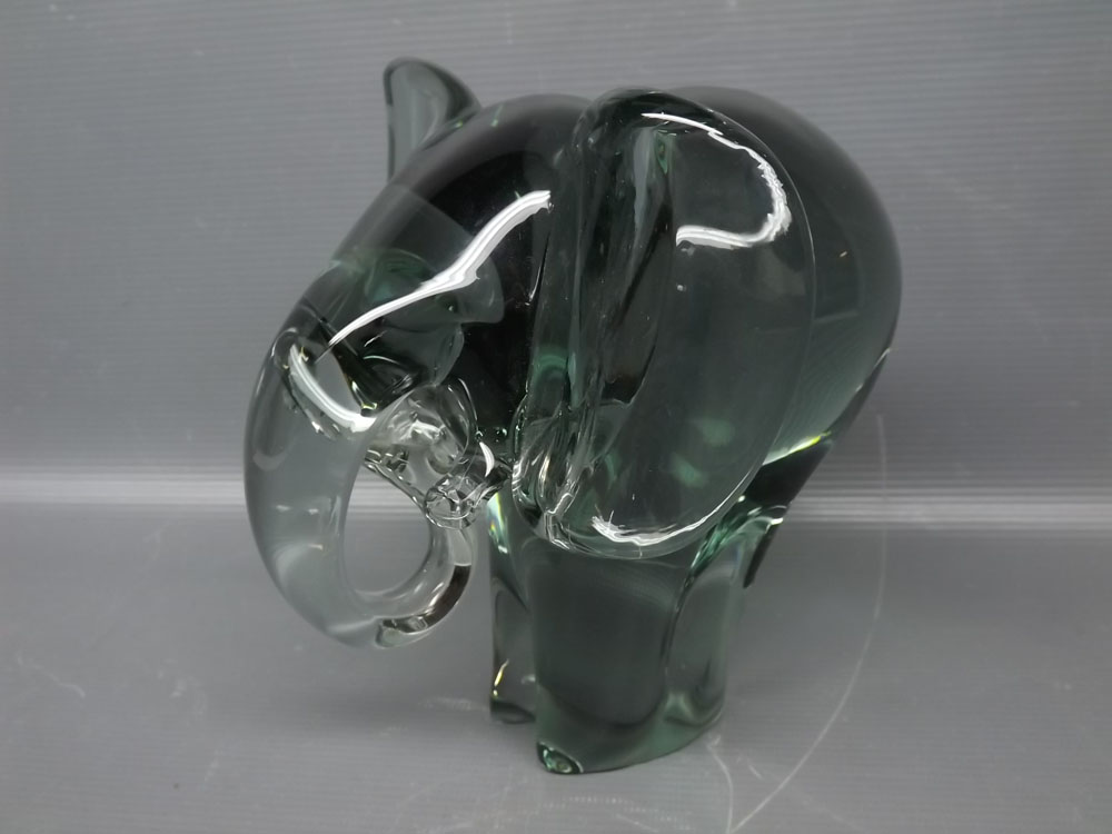 Heavy green glass paperweight, modelled as an elephant, 6 1/2 ins tall - Bild 2 aus 2