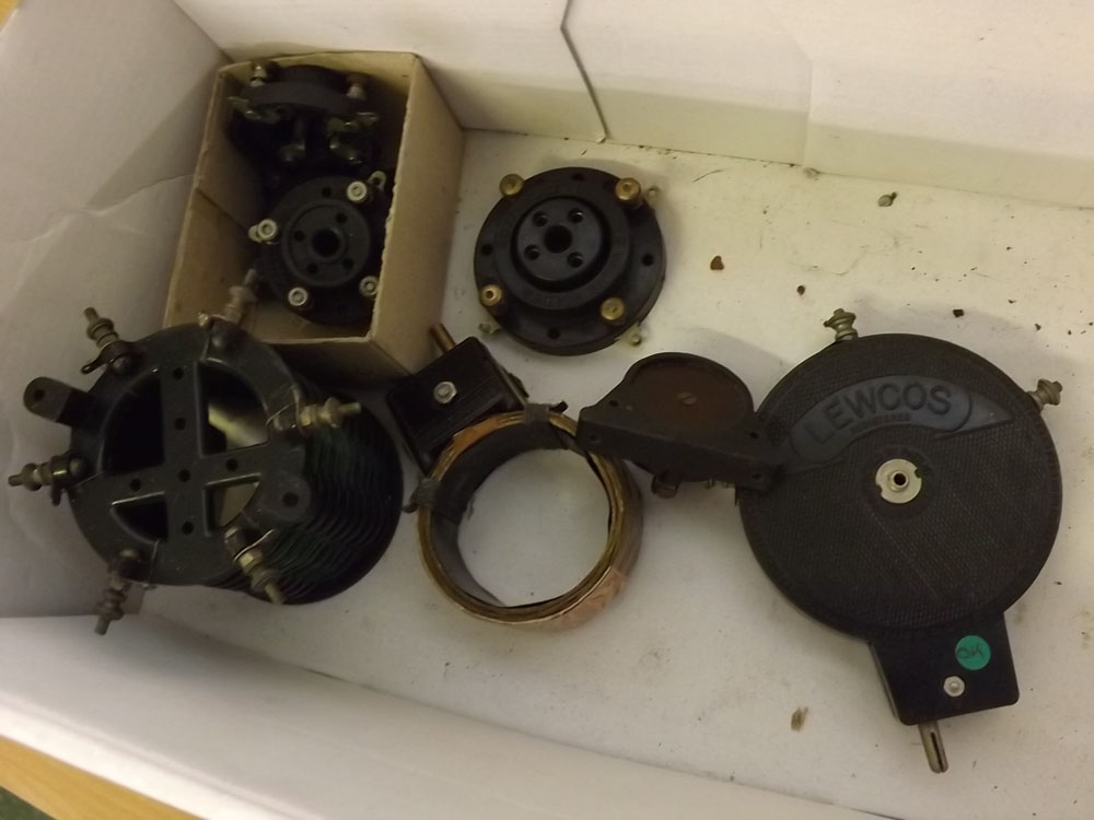 Box containing vintage 1920s/30s radio parts - Image 5 of 5