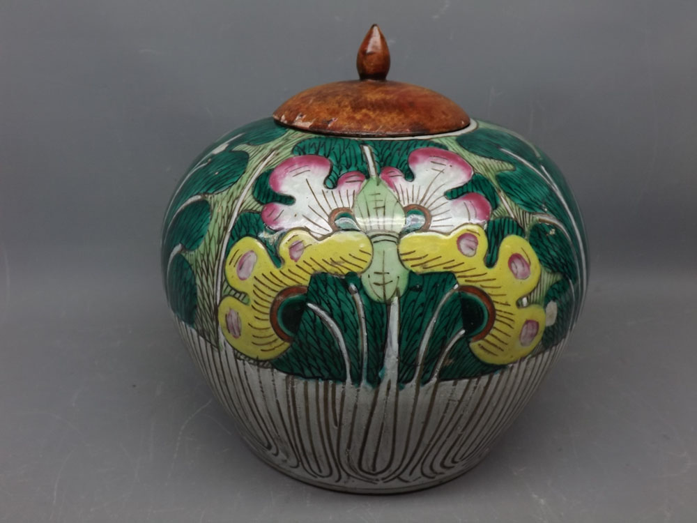Oriental bulbous cabbage leaf decorated vase, with turned lid and knobbed finial, 10ins diam x 8 1/2